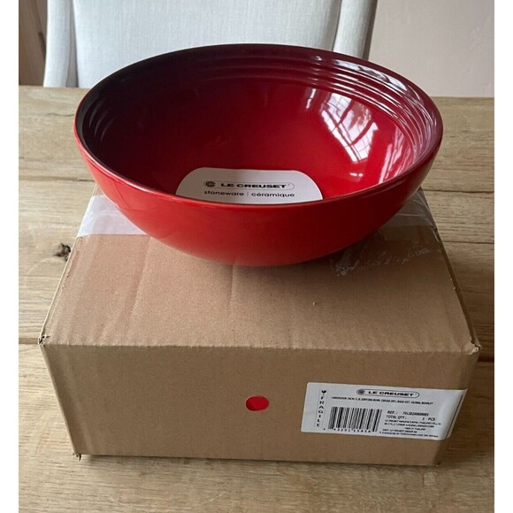 Le Creuset Stoneware Vancouver Serving Bowl 2 3/8 qt 9 3/8 in Cerise Red NEW - Picture 5 of 12